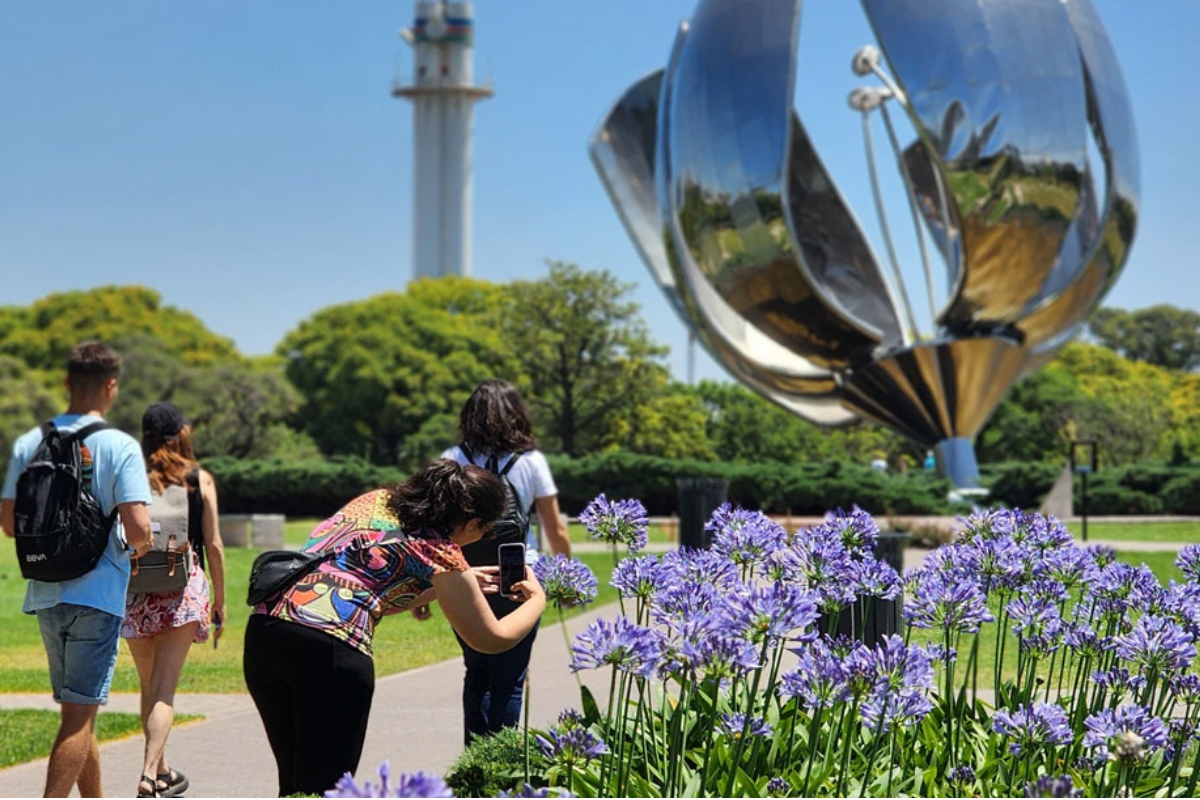 Visitantes no parque diante da Floralis Genérica aberta em Buenos Aires