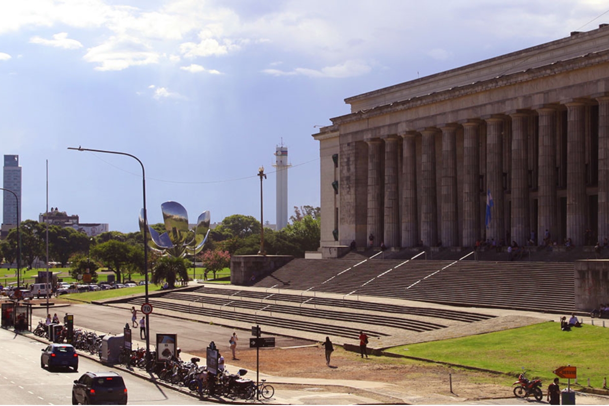 Floralis Genérica com a Facultad de Derecho ao fundo na Recoleta