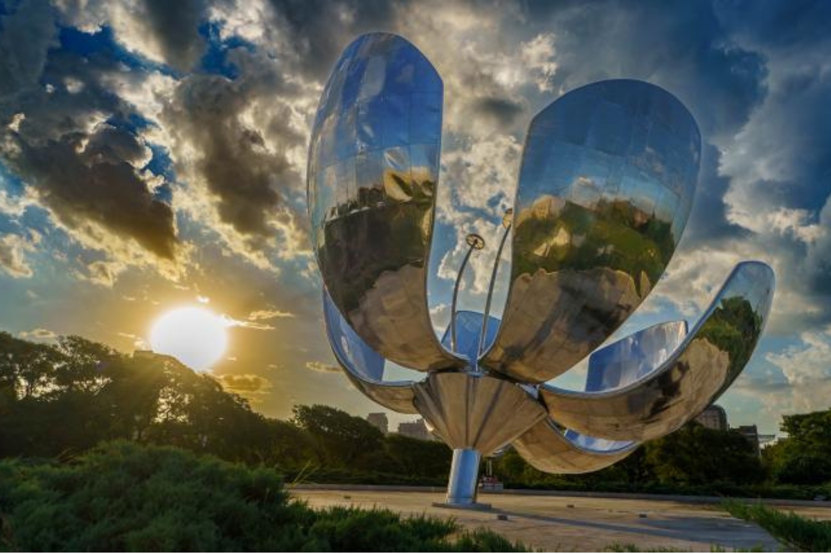 Floralis Genérica completa após a restauração das pétalas danificadas