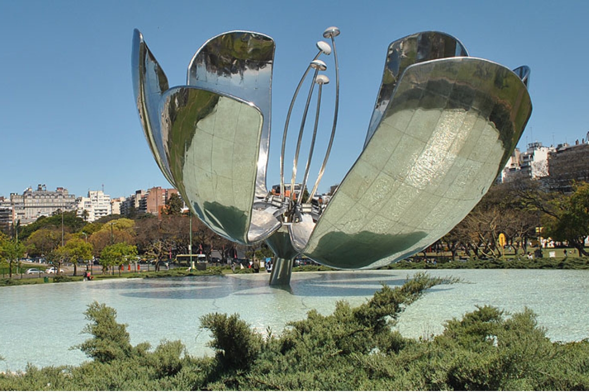 Floralis Genérica aberta durante o dia com reflexos na estrutura metálica
