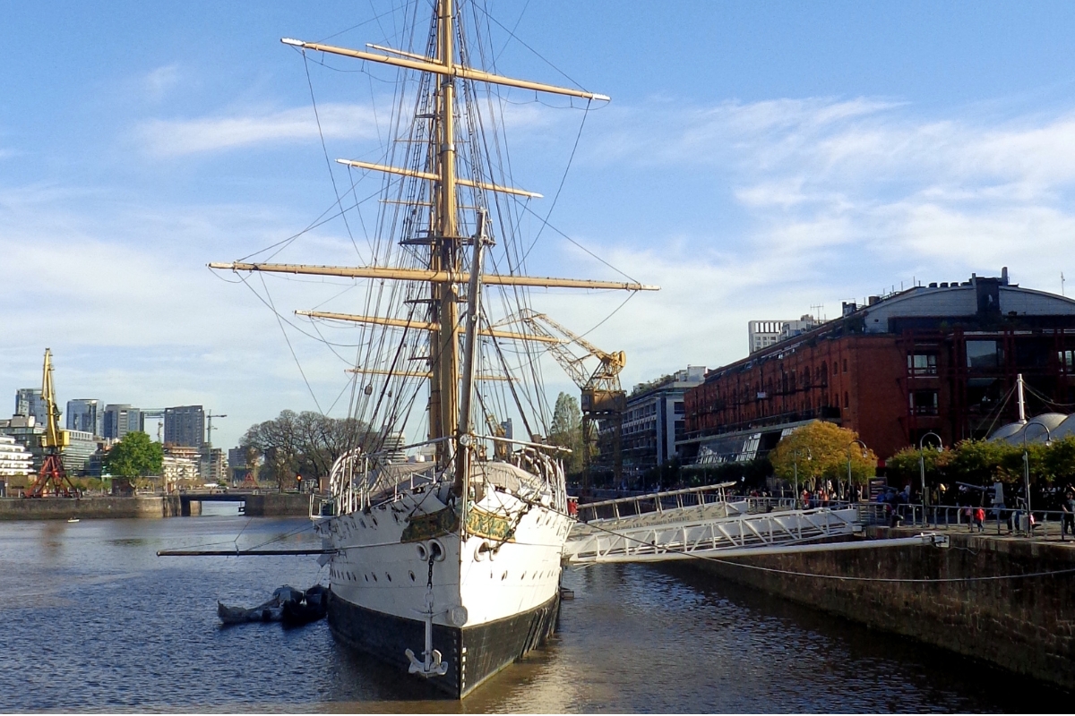 Buque Museo Fragata Sarmiento atracado em Puerto Madero, Buenos Aires