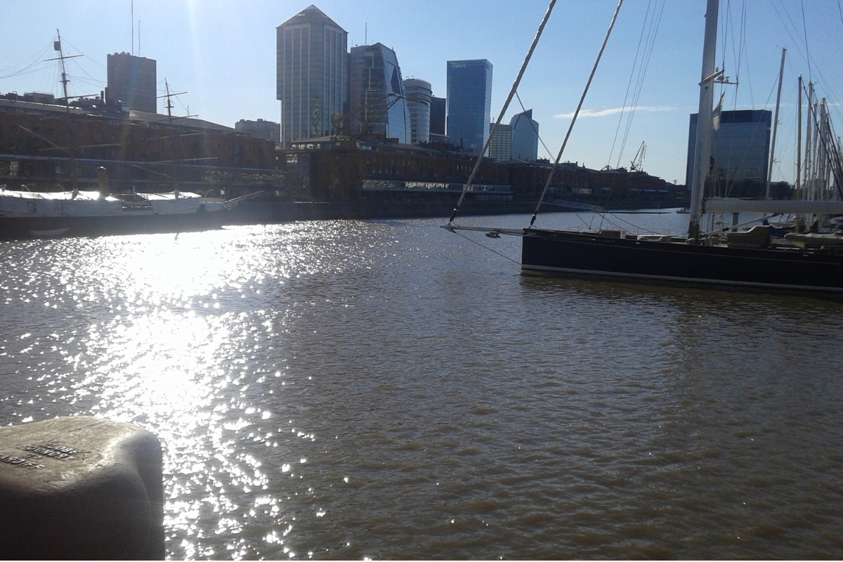Dique de Puerto Madero com antigos armazéns de tijolos e edifícios modernos