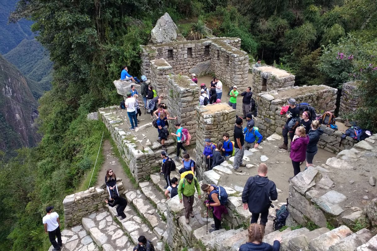 Turistas caminhando na Porta do Sol, Inti Punku, em Machu Picchu