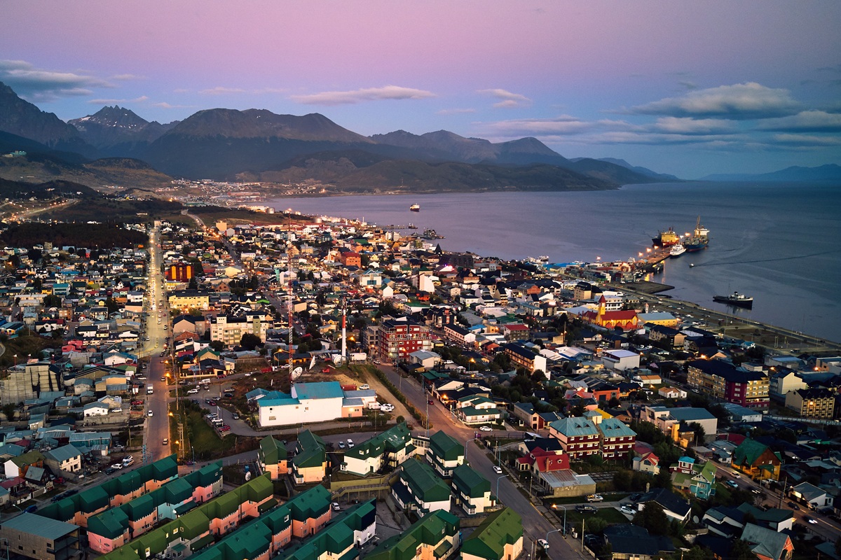 Vista aérea do centro de Ushuaia, do Canal de Beagle e das montanhas da Terra do Fogo.