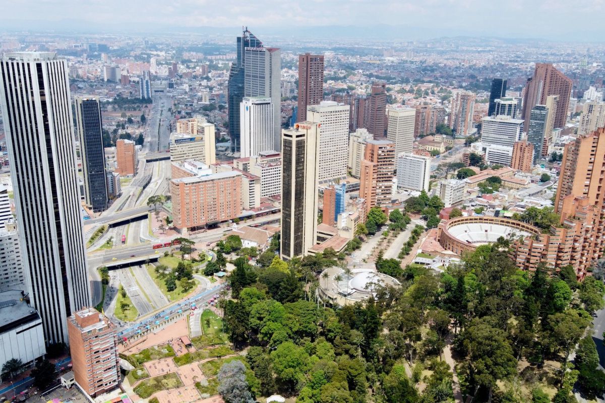 Panorama urbano de Bogotá com edifícios e montanhas ao fundo