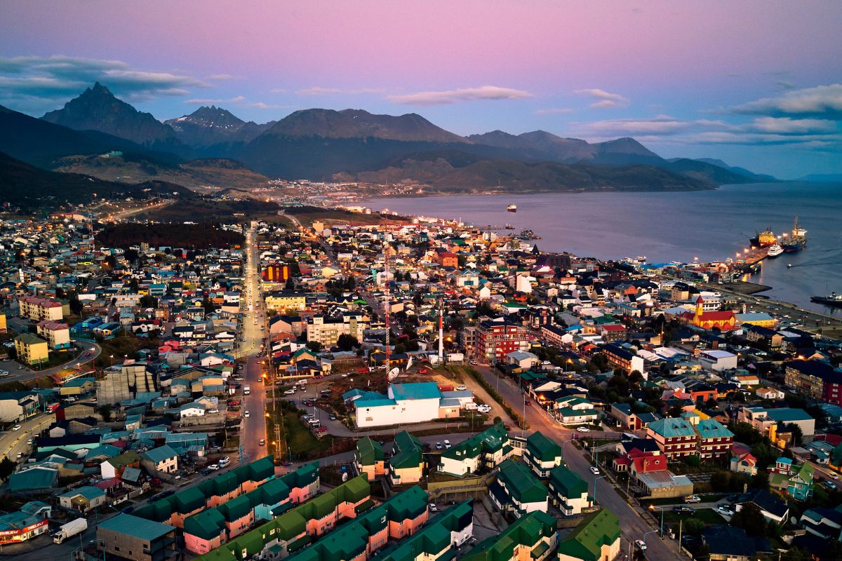 Vista panorâmica de Ushuaia, do porto, do Canal de Beagle e das montanhas.