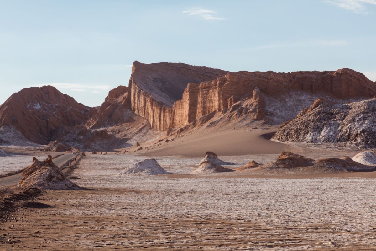 Formações rochosas do anfiteatro no Valle de la Luna em San Pedro de Atacama