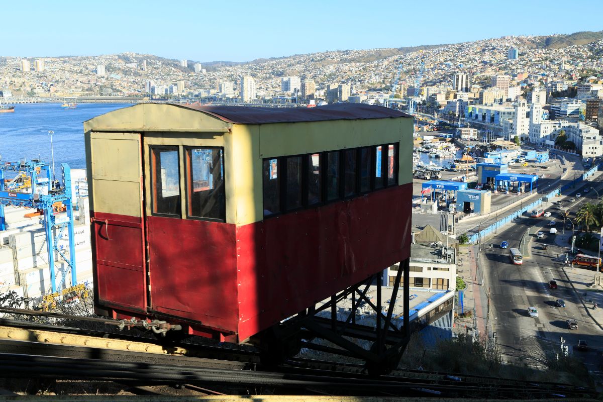 Cabine do Ascensor Artillería com vista para a área portuária de Valparaíso