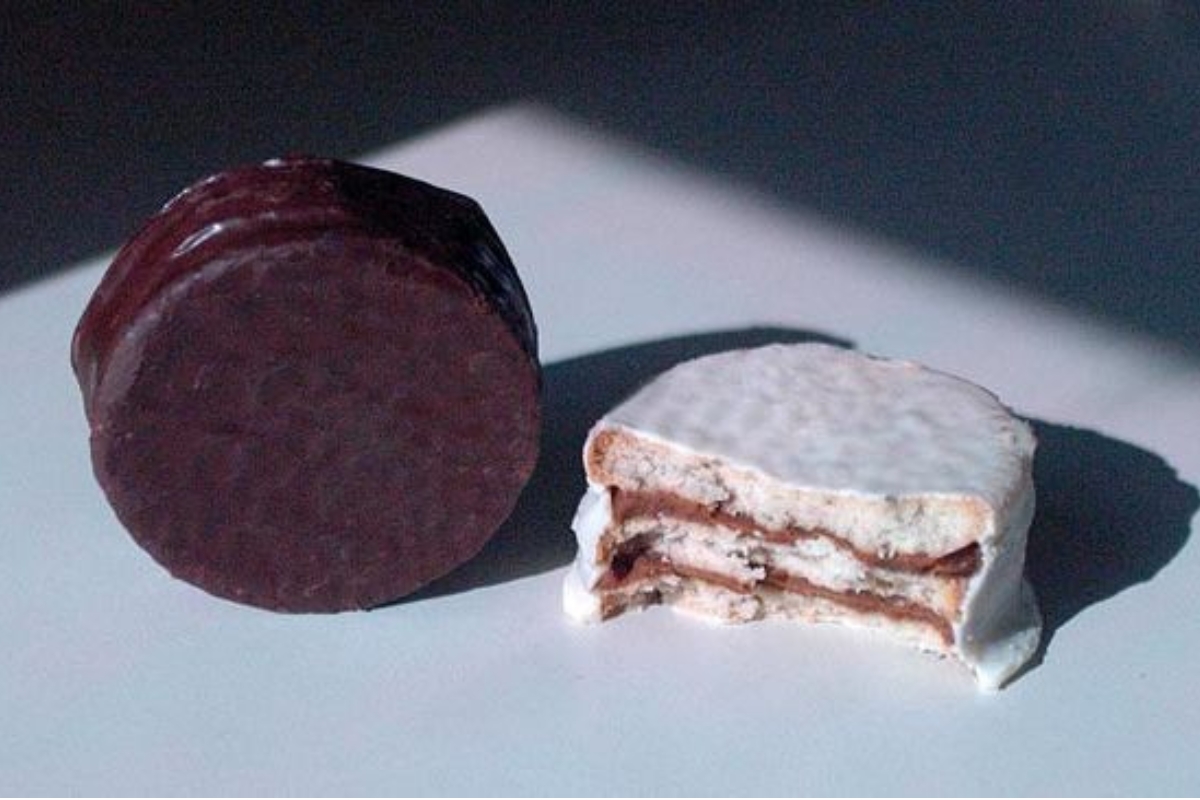 Alfajores triplos com coberturas de chocolate e glacê