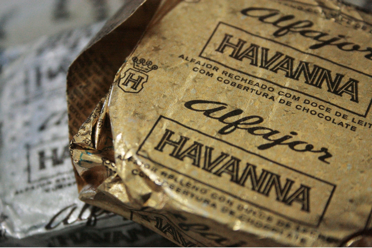 Alfajores Havanna acompanhados da embalagem da marca