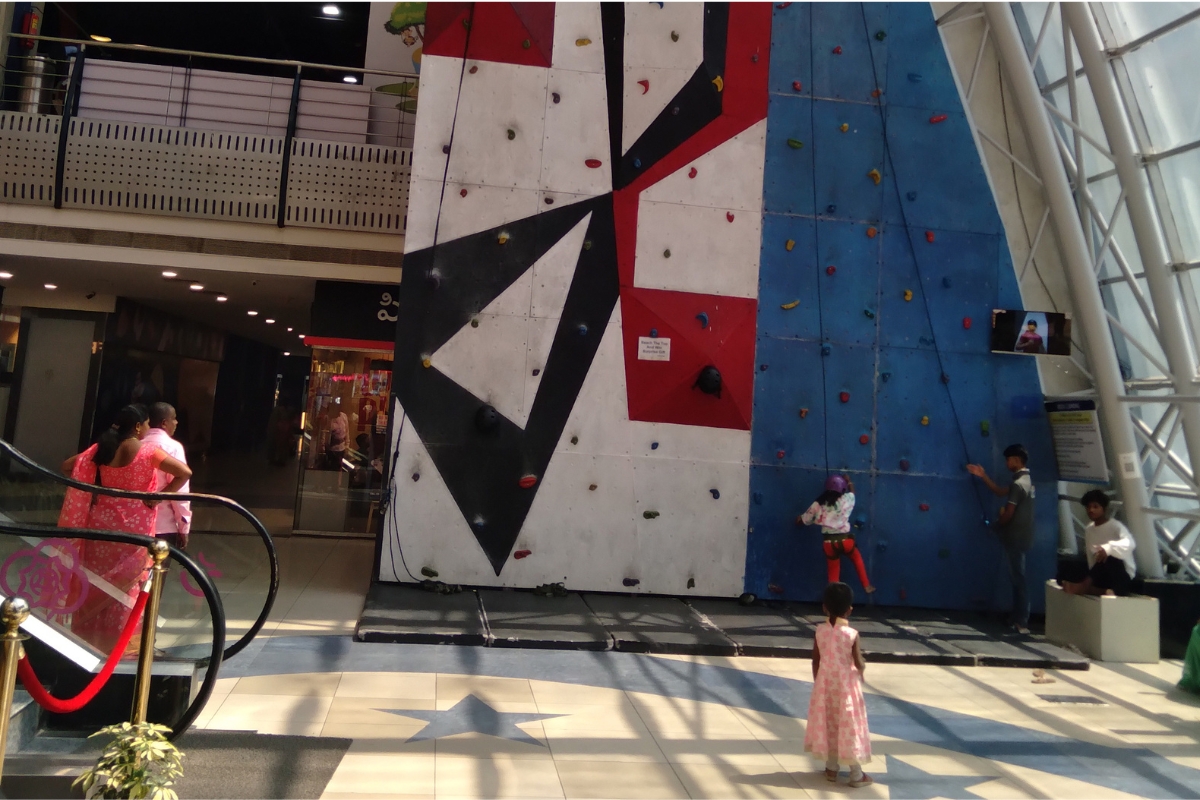 Parede artificial de escalada indoor com agarras de diferentes formatos