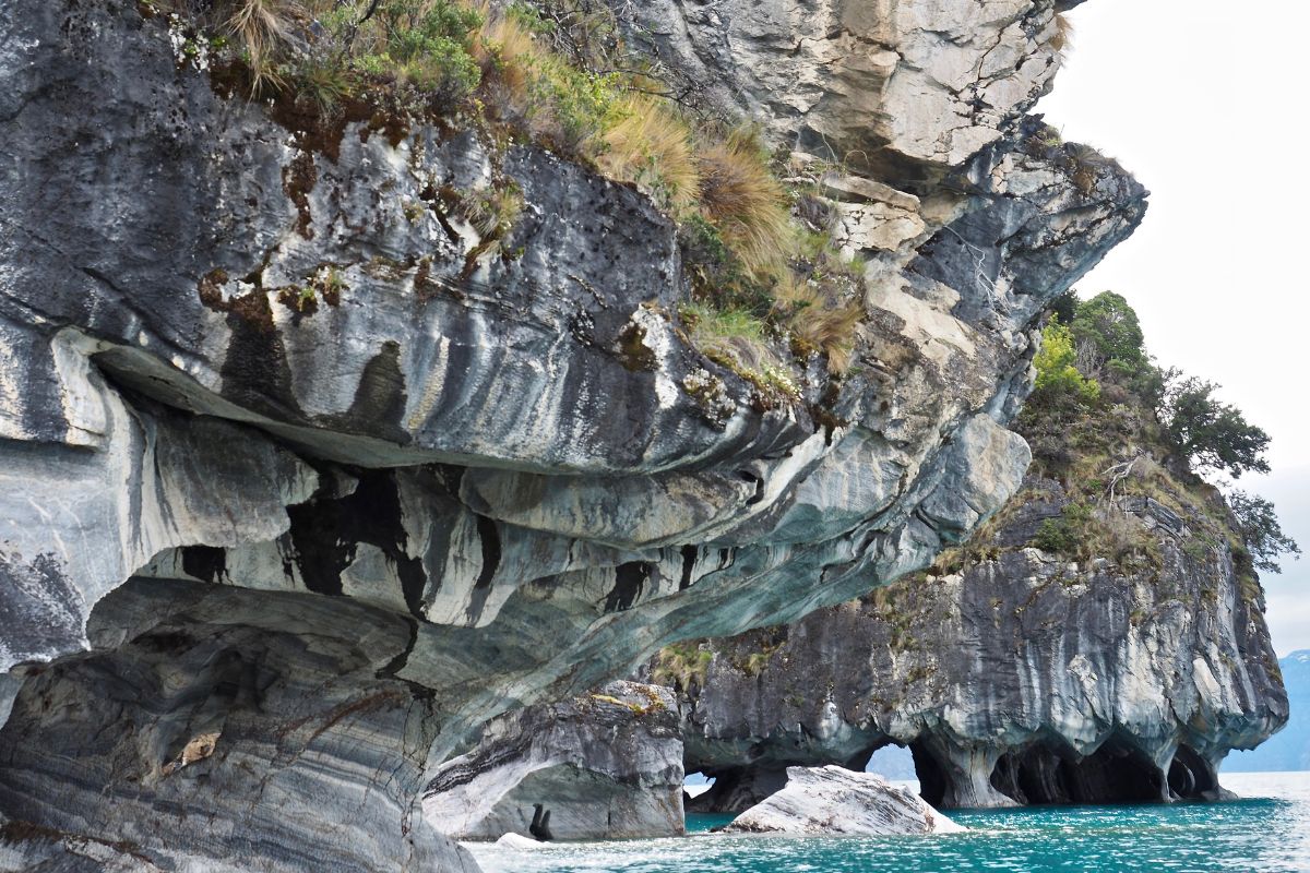 Formações rochosas das Capillas de Mármol no Lago General Carrera