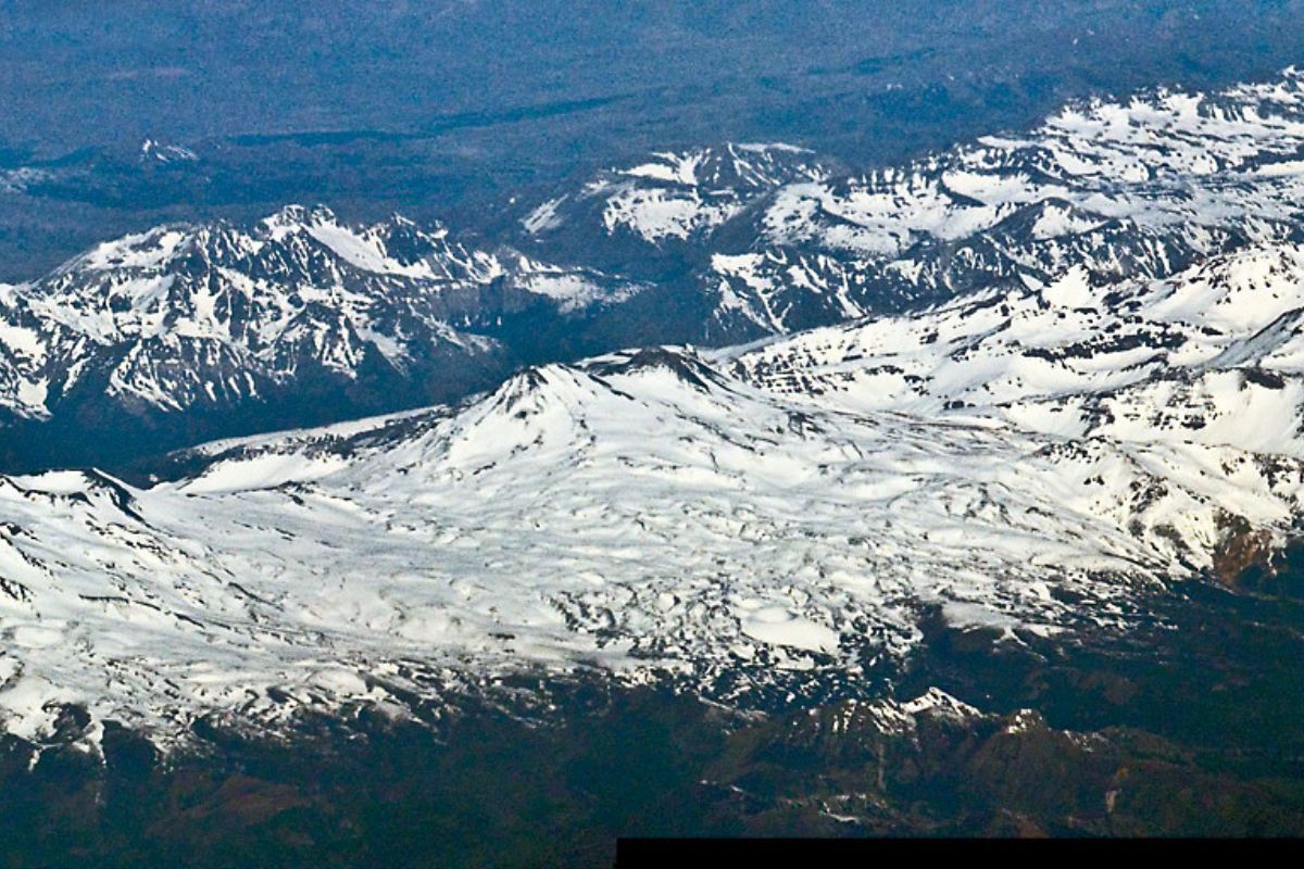 Vista aérea do complexo vulcânico Nevados de Chillán com áreas cobertas de neve