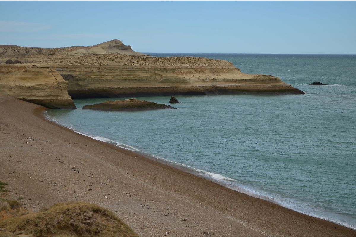 Costa rochosa e mar no Parque Nacional Monte León, em Santa Cruz