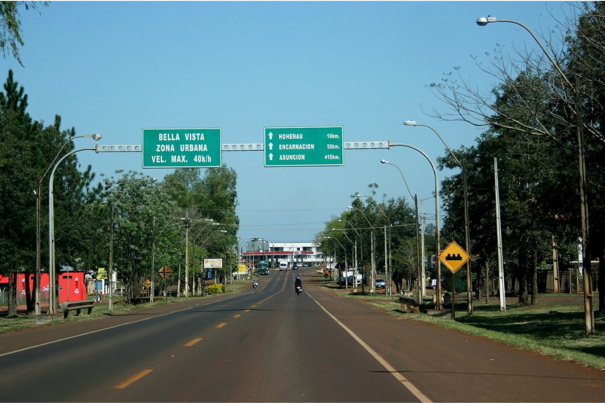 Entrada da zona urbana de Bella Vista pela Ruta PY06, no departamento de Itapúa