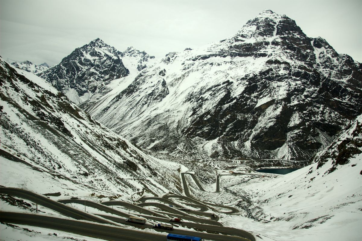 Curvas da estrada Los Caracoles cobertas de neve na Cordilheira dos Andes
