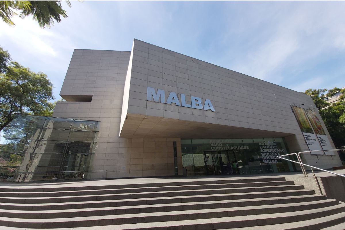 Fachada do MALBA com a entrada principal e o nome do museu