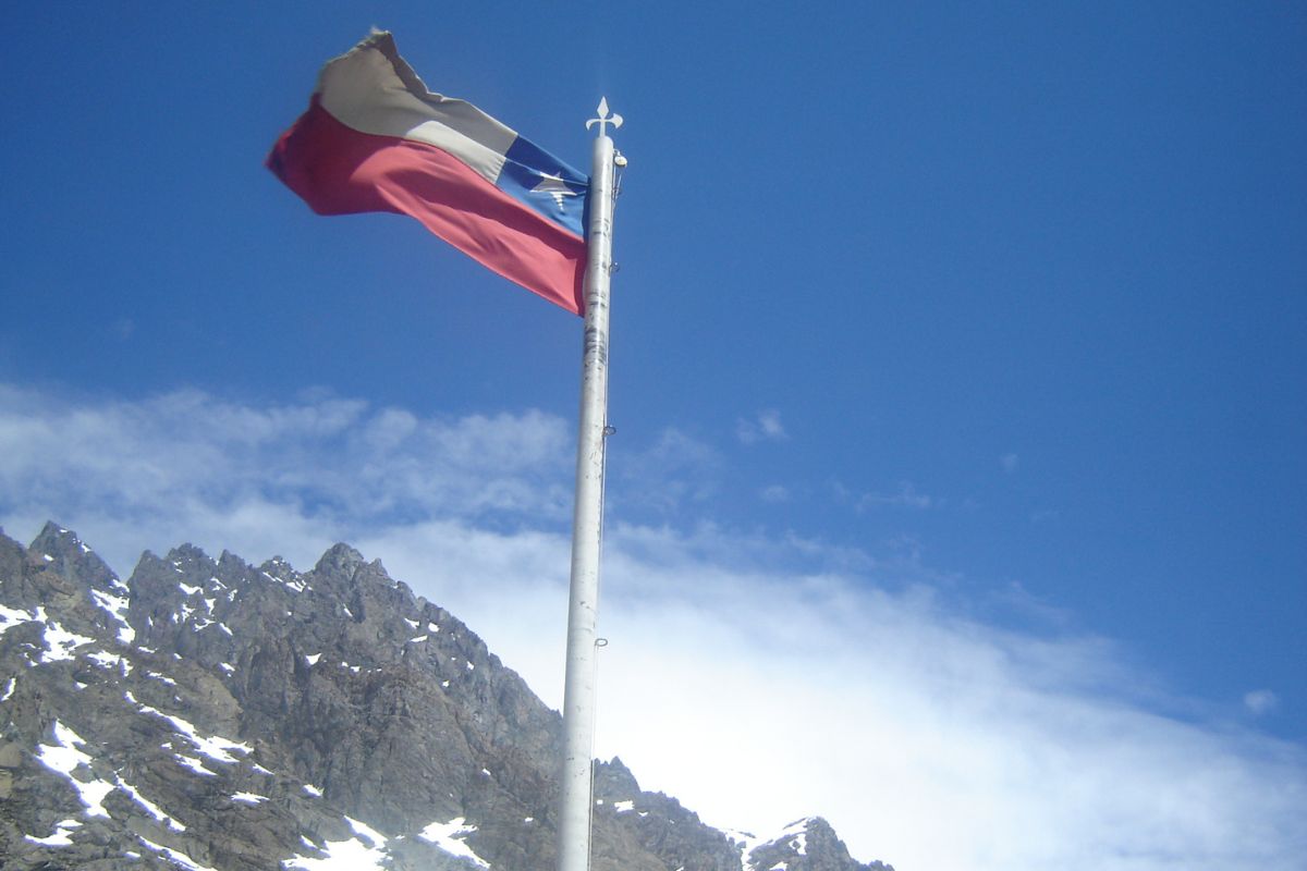 Bandeira do Chile na fronteira com a Argentina na Cordilheira dos Andes