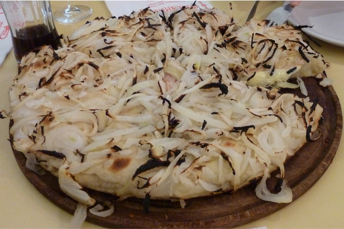Fatia de fugazzetta com queijo e cebola servida na Pizzería Güerrín