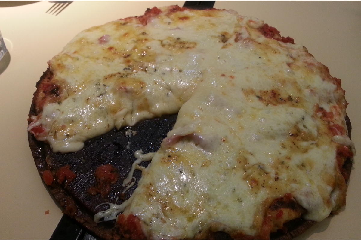 Pizza de mozzarella com panceta na Pizzería Güerrín