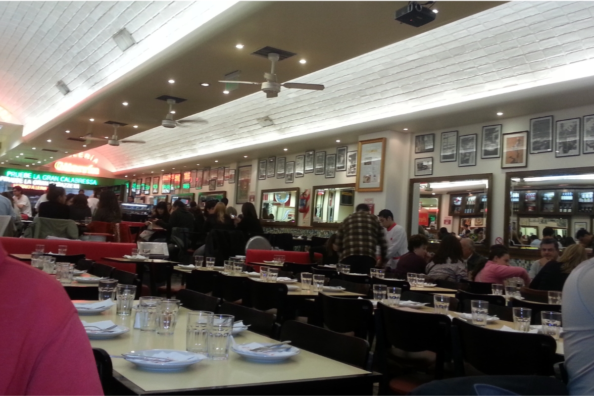 Salão do segundo piso da Pizzería Güerrín, em Buenos Aires