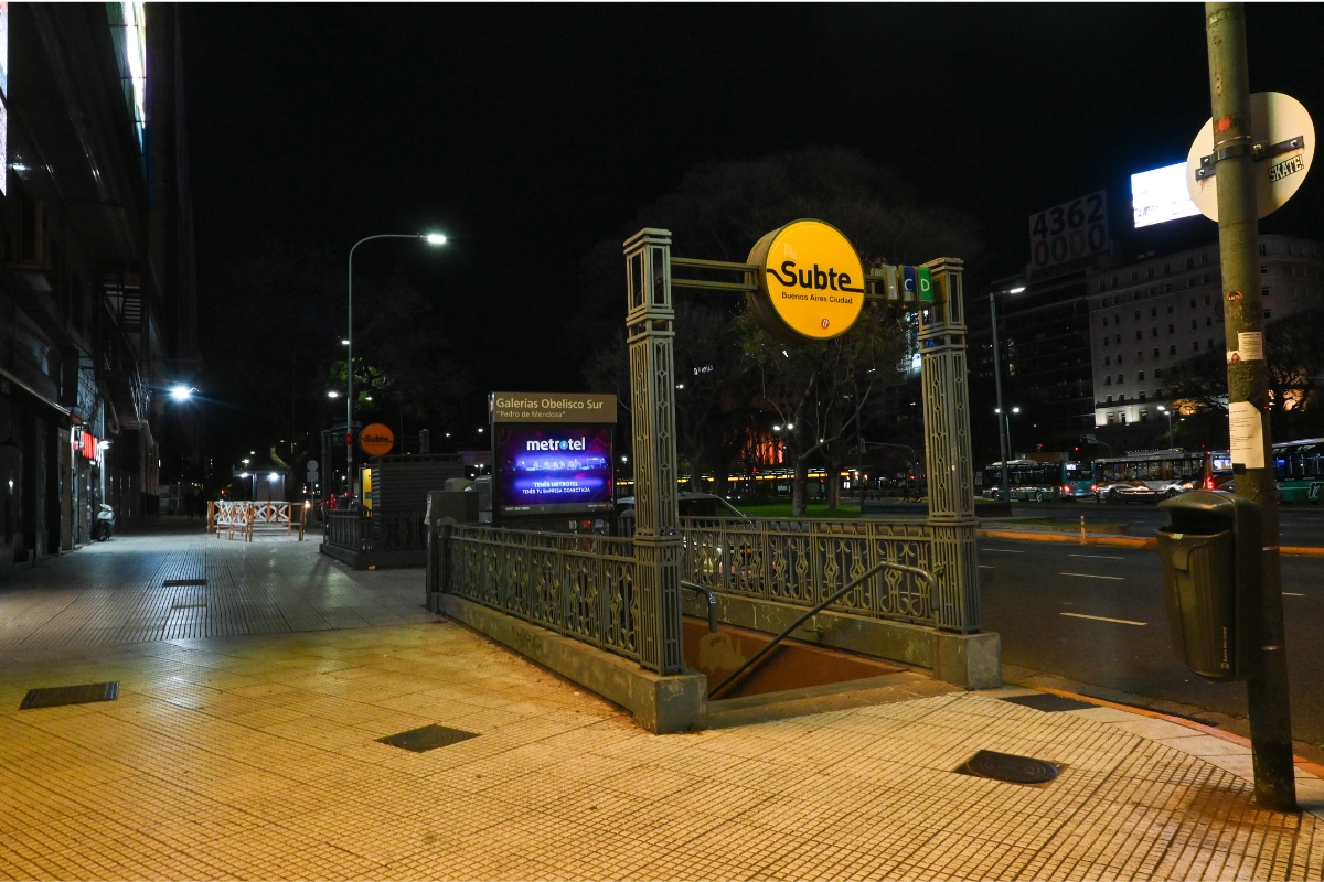 Avenida Corrientes iluminada à noite, em Buenos Aires