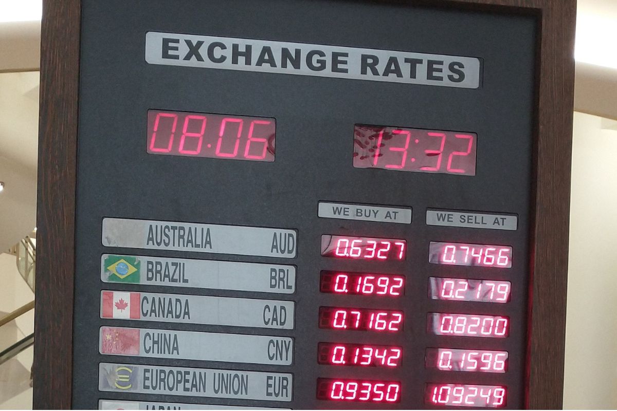 Painel eletrônico exibe taxas de câmbio de diferentes moedas estrangeiras