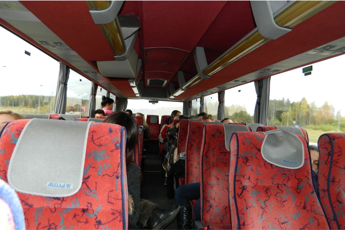 Corredor e assentos no interior de um ônibus rodoviário