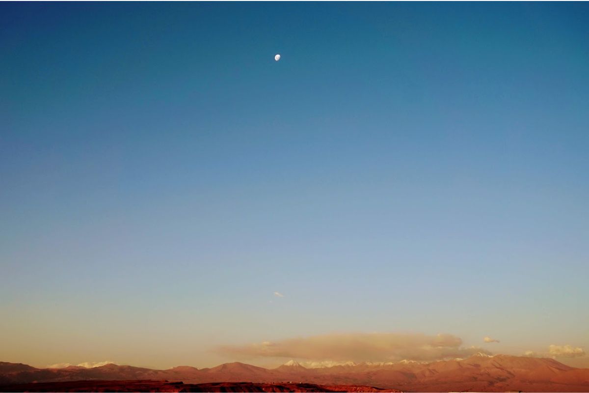Paisagem árida e montanhosa do Deserto do Atacama, no Chile