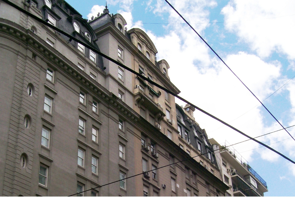 Fachada vertical do Alvear Palace Hotel na Avenida Alvear, em Buenos Aires