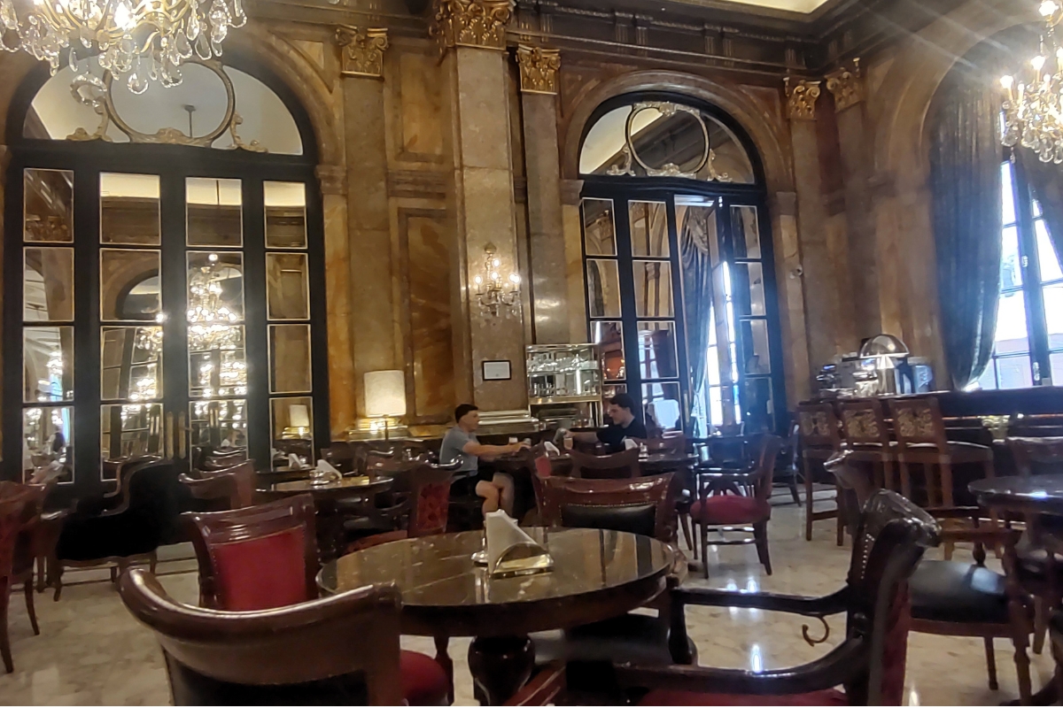 Comedor do Alvear Palace Hotel com mesas postas, lustres e decoração clássica