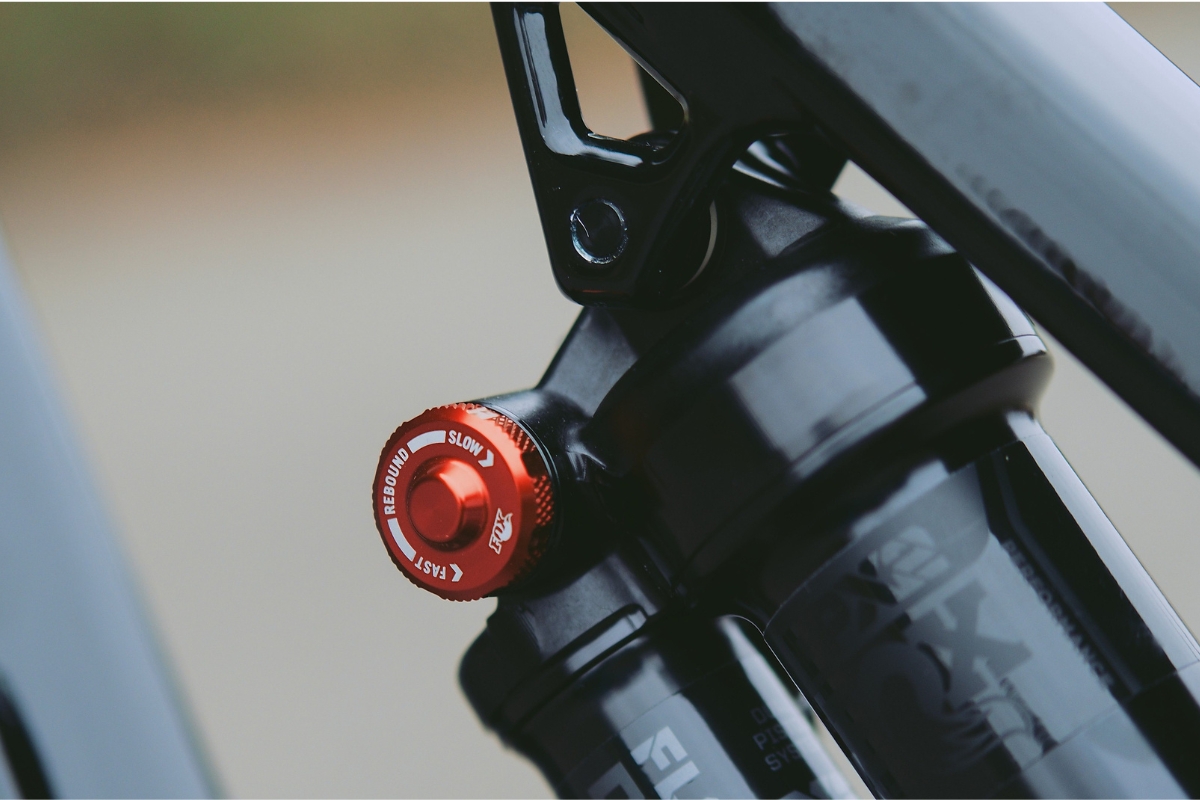 Detalhe da suspensão dianteira e do pneu de uma mountain bike