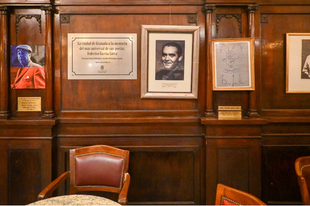 Interior atual do Café Tortoni com mesas, obras e homenagem a Federico García Lorca