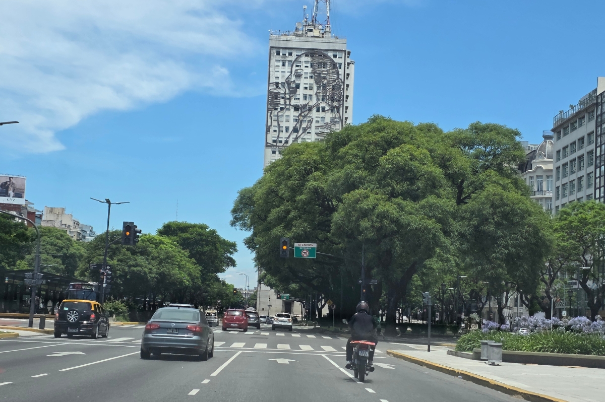 Avenida de Mayo em Buenos Aires com edifícios históricos e trânsito urbano