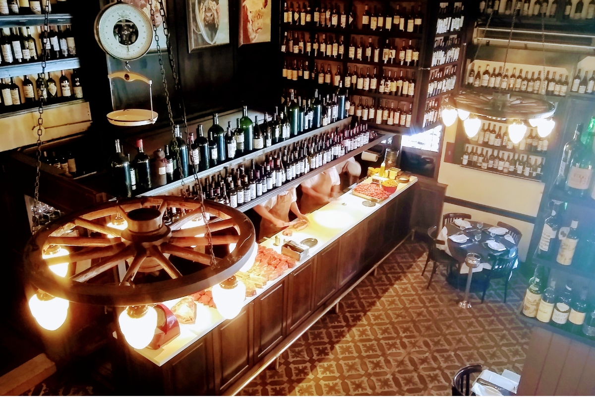 Salão do Don Julio em Buenos Aires com a parrilla e a área de atendimento