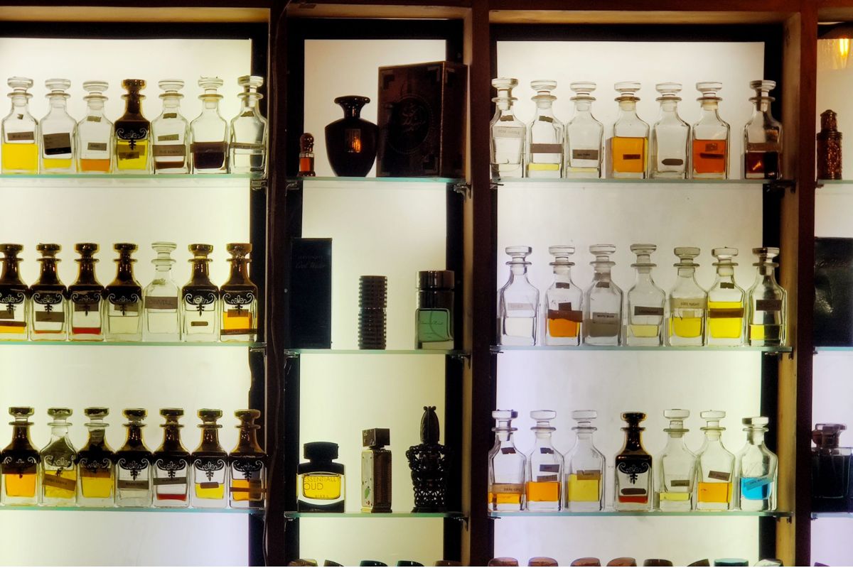 Monalisa Paraguai: o que comprar, preços e dicas para visitar Prateleiras iluminadas com diversos frascos de perfume em uma loja