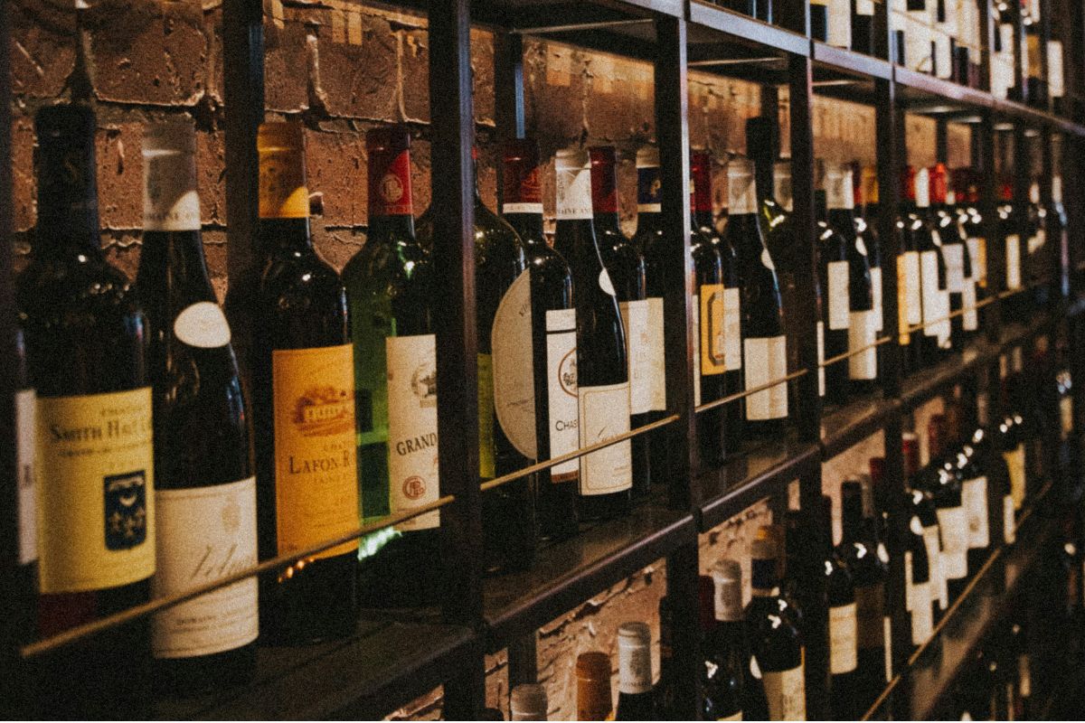 Monalisa Paraguai: o que comprar, preços e dicas para visitar Garrafeira com garrafas de vinho organizadas em prateleiras