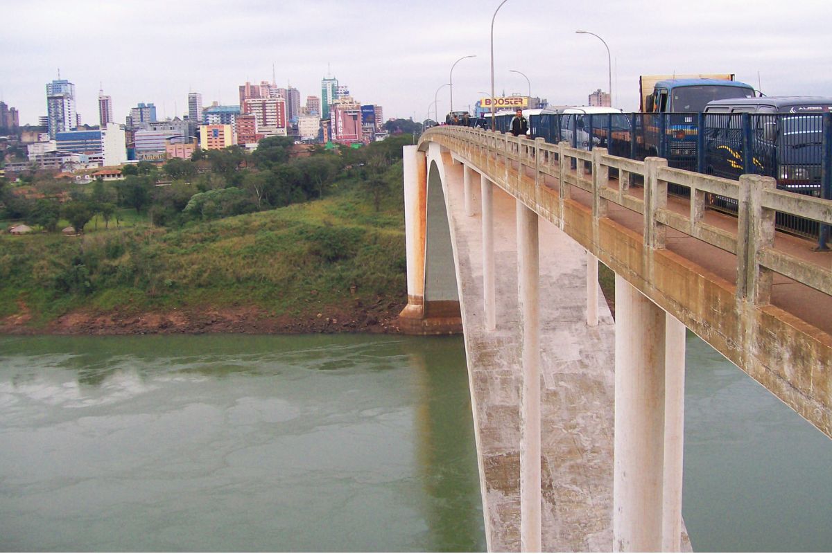 Ponte da Amizade sobre o Rio Paraná vista em direção a Ciudad del Este