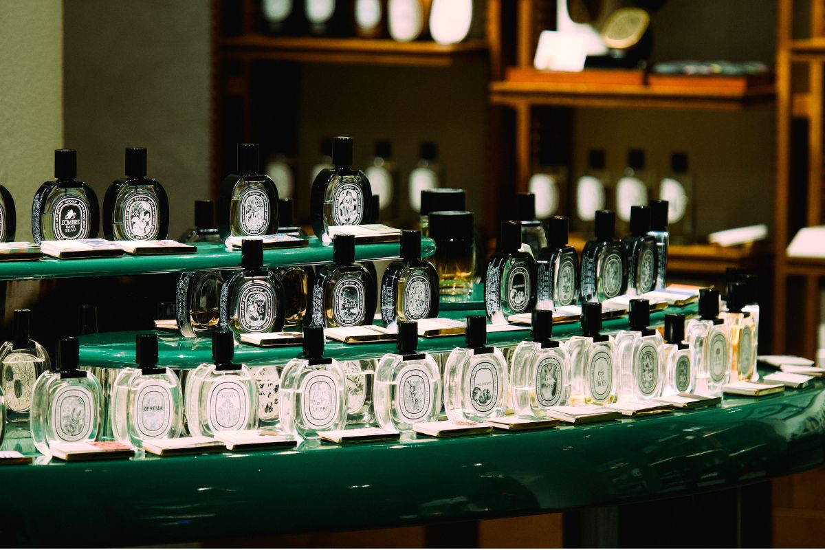 Frascos de perfume organizados em prateleiras de uma loja