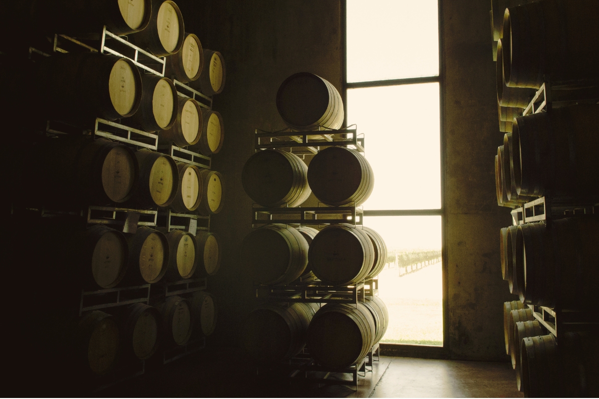 Tonéis de carvalho armazenando vinho em uma bodega de Mendoza