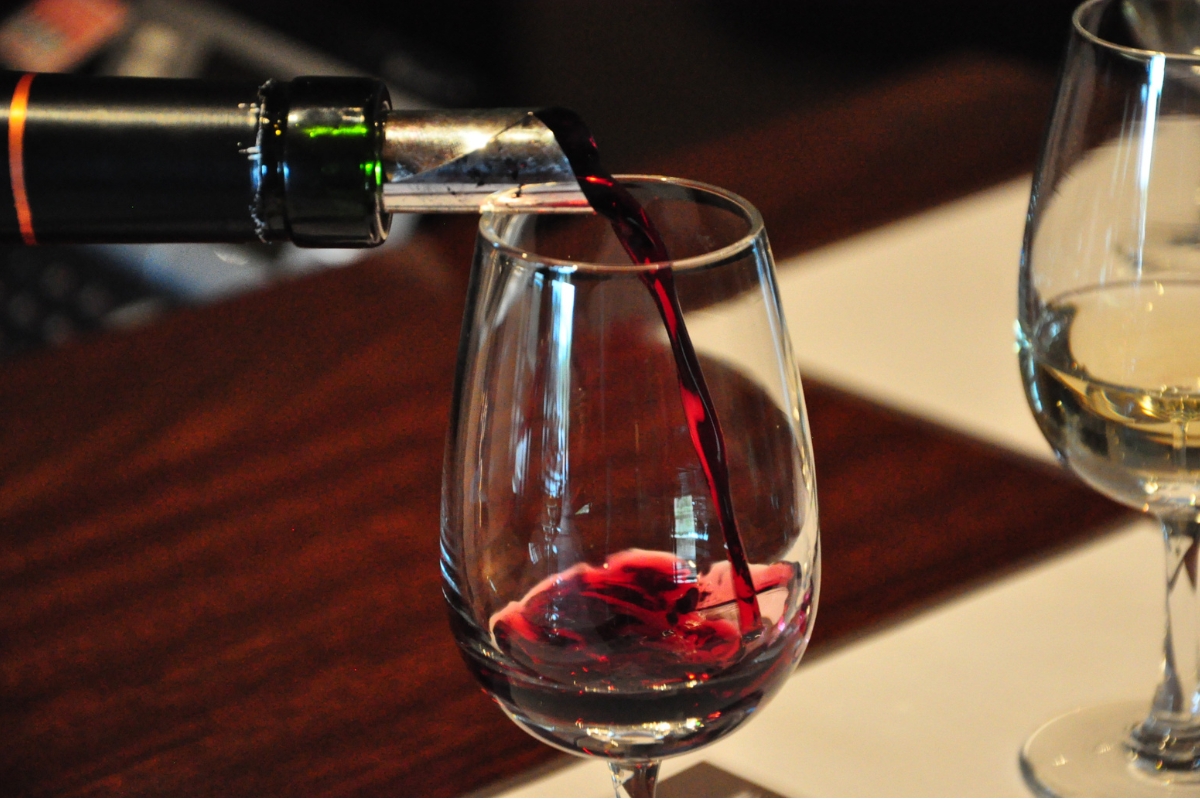 Taças alinhadas durante uma degustação de vinhos em Mendoza