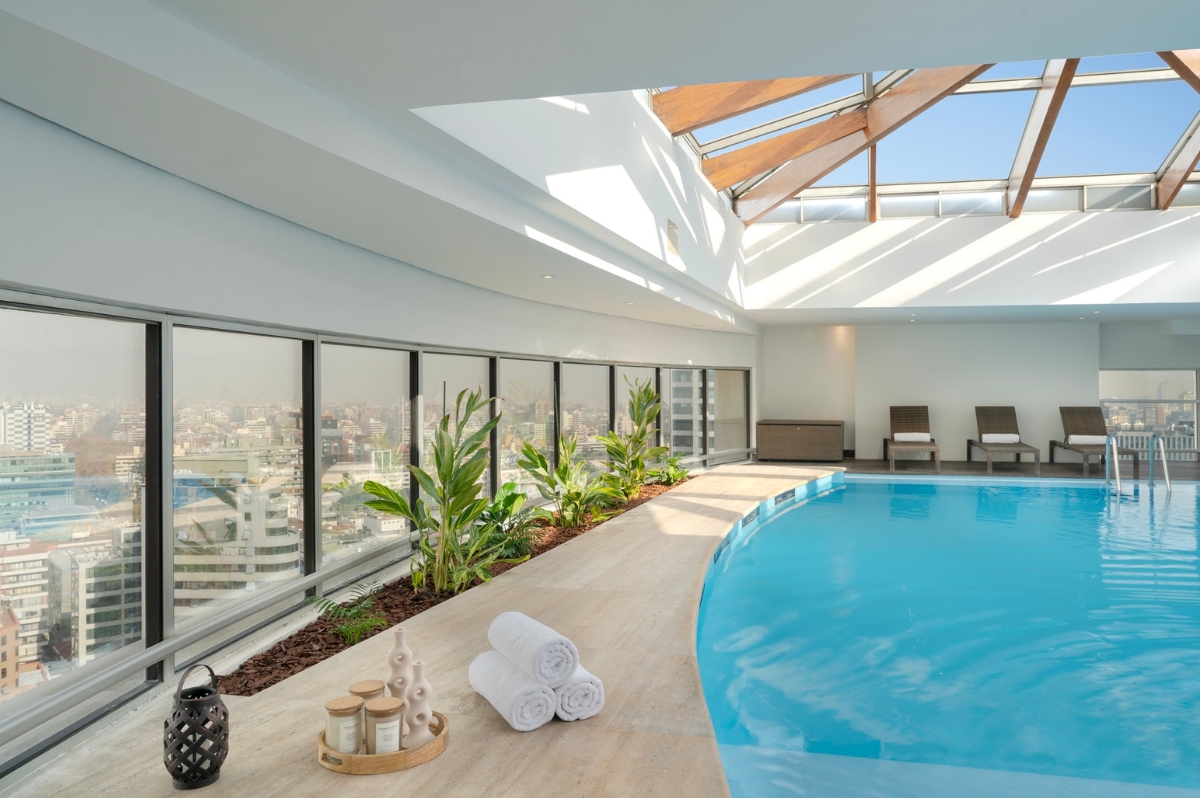Piscina coberta e climatizada do NH Collection Plaza Santiago com claraboia