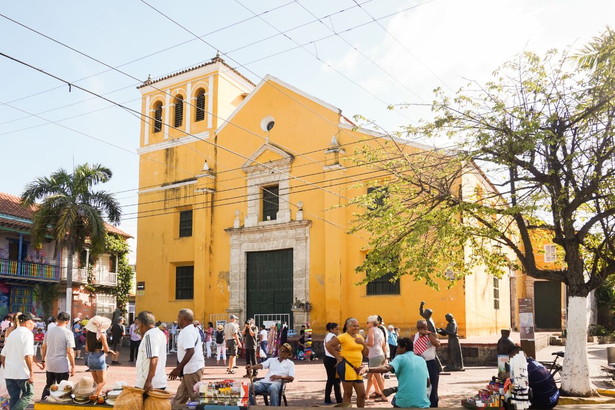 Fachada da Igreja da Santíssima Trindade na Plaza de la Trinidad, em Getsemaní, Cartagena
