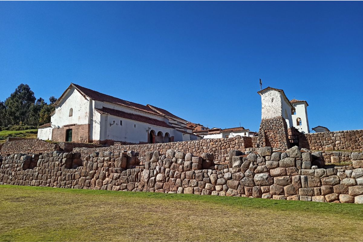 Igreja colonial de Chinchero vista a partir dos terraços incas