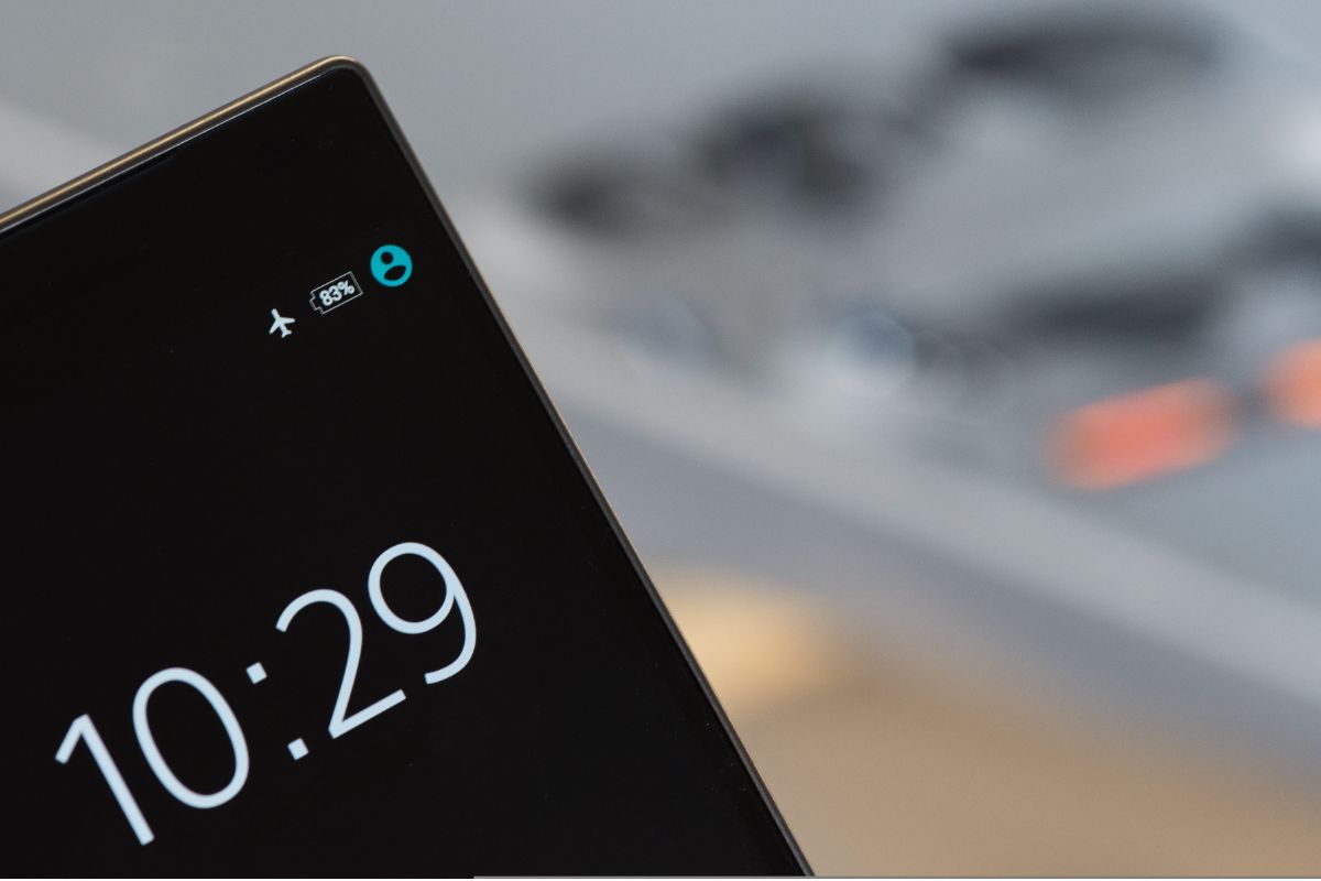 Smartphone em exposição com tela acesa e ícones de aplicativos