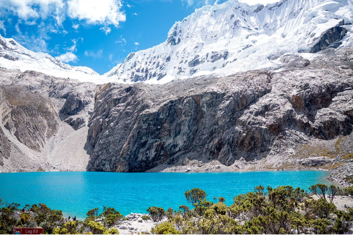 Laguna 69 com água azul-turquesa e montanhas nevadas na Cordilheira Blanca