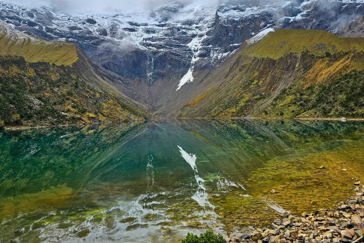 Laguna Humantay com água verde-turquesa e o nevado Humantay ao fundo