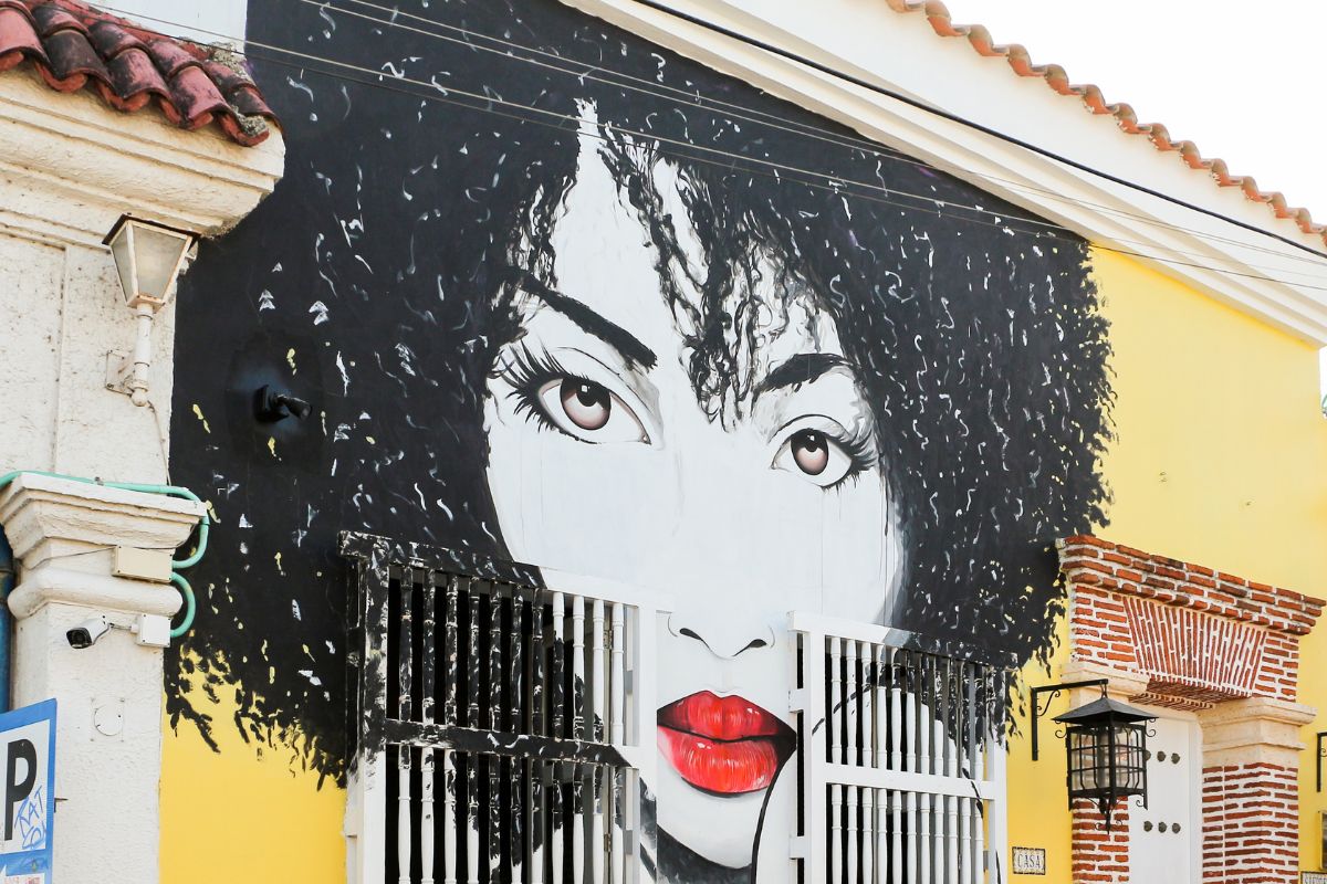 Mural de arte urbana em uma fachada de Getsemaní, no Centro Histórico de Cartagena