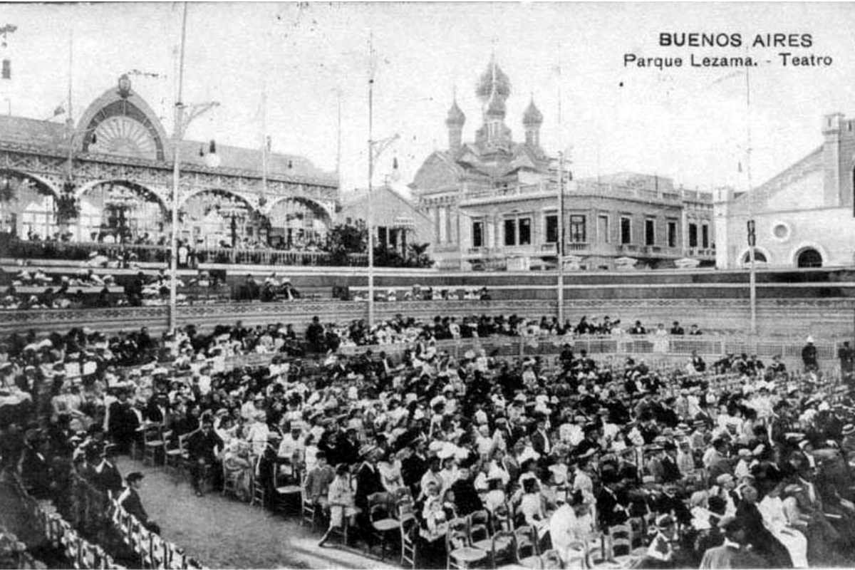 Cartão-postal do teatro aberto do Parque Lezama por volta de 1910