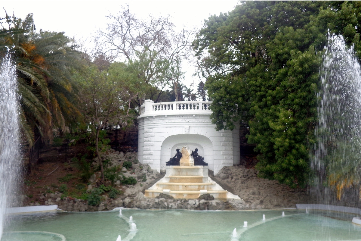 Fonte Du Val D’Osne com esculturas de Netuno e náiades no Parque Lezama
